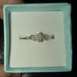 White gold women’s promise ring